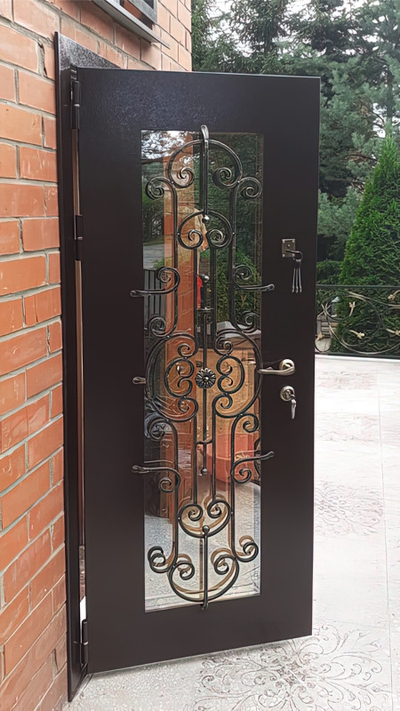 Парадные двери с ковкой и стеклом для коттеджа — д. Надовражино, Истринский район